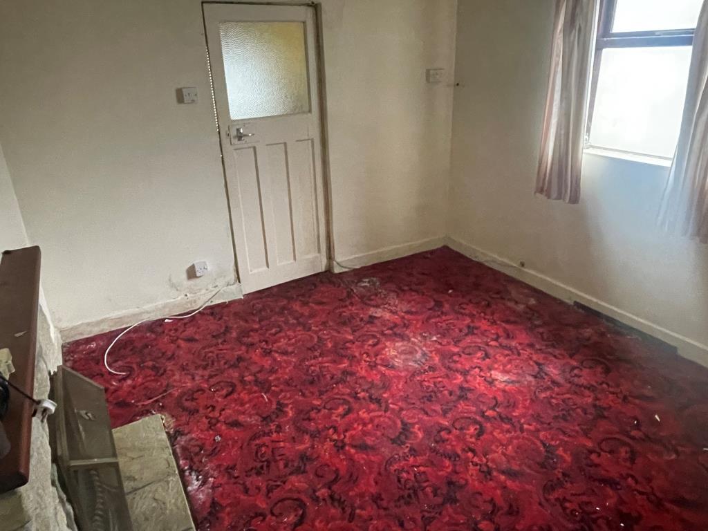 Lot: 23 - TERRACED HOUSE WITH ADDITIONAL ONE-BEDROOM DWELLING, GARAGE, OUTBUILDING AND LARGE GARDEN SPACE - Living room in additional dwelling